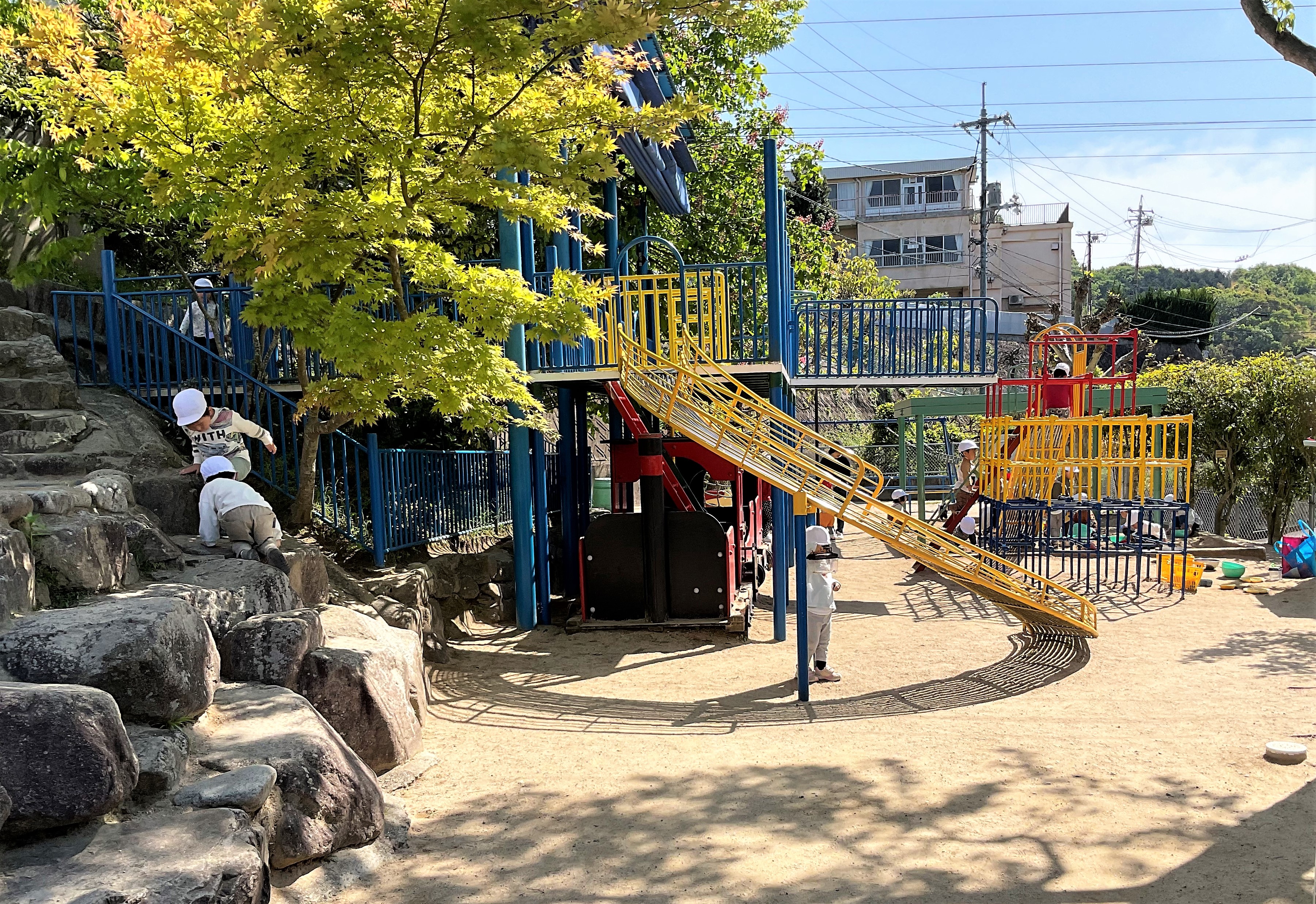 晴れた日は園庭でも遊びます。