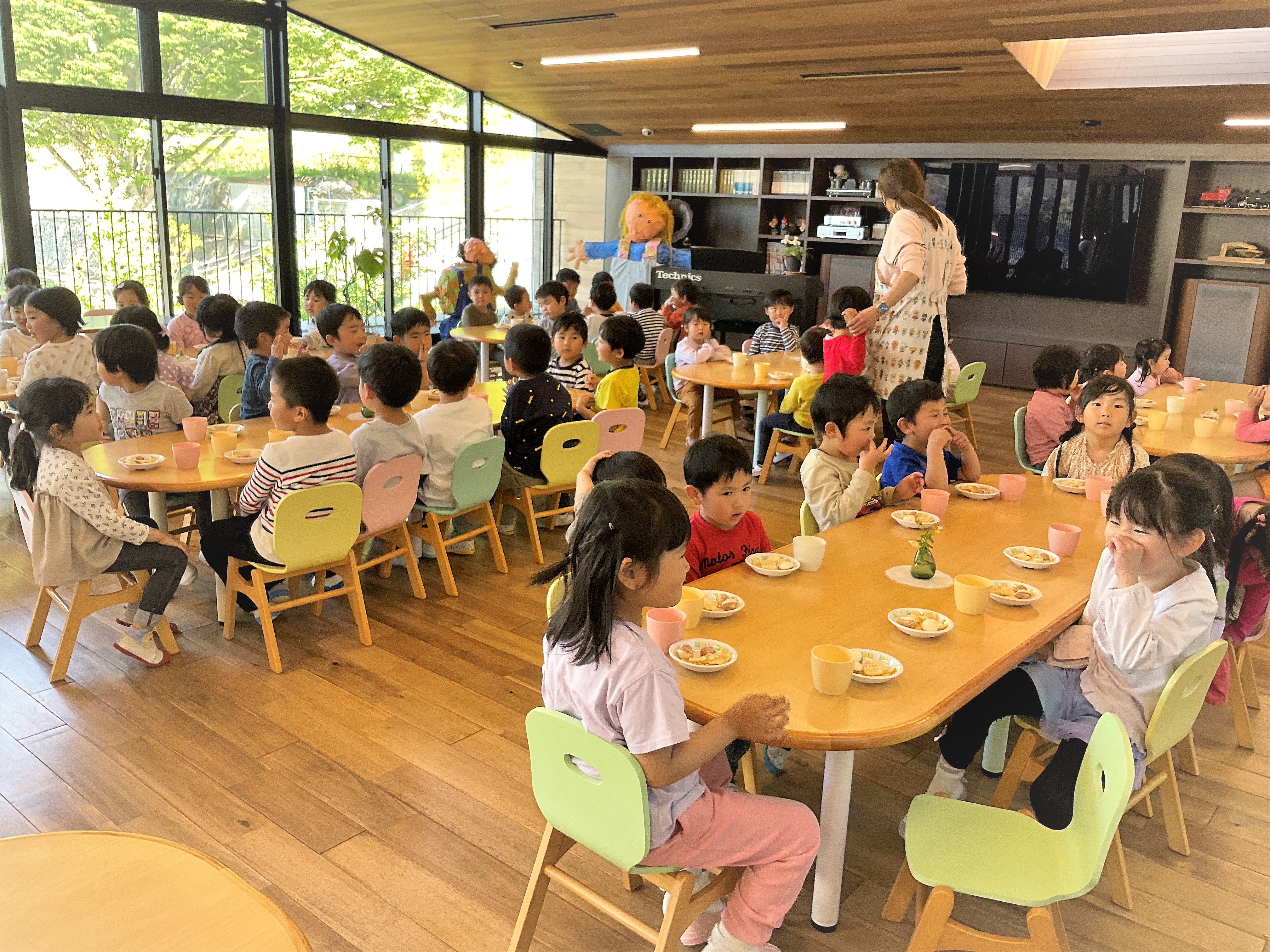 みんなでおやつはおいしいなあ。